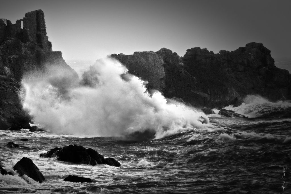 IMG 9933 Wave crashes on rock 1024px