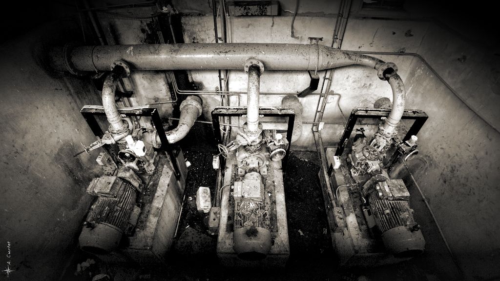 IMG 2048 Decomissionned pumps 1024px