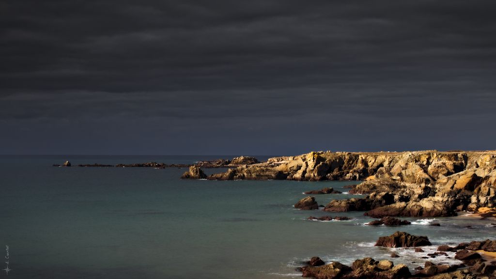 IMG 0060 Dark sky dark sea bright rocks 1024px